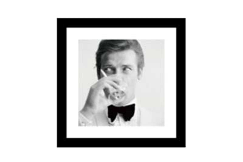 Bilde av Glass picture w/frame Roger Moore